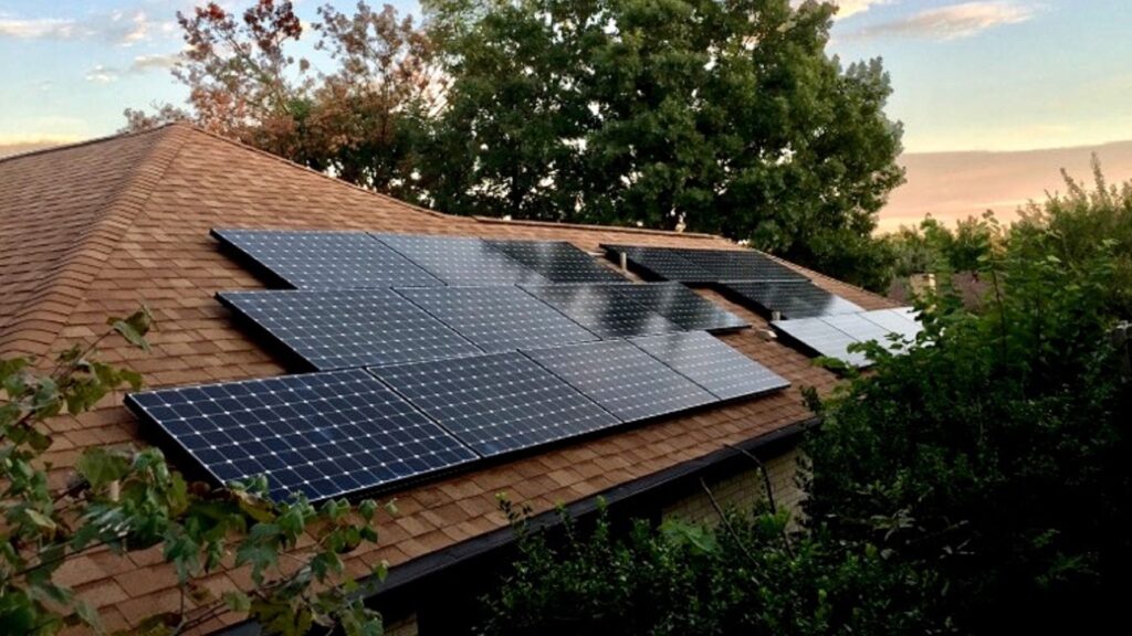 Casa com painéis solares elegantes integrados ao telhado