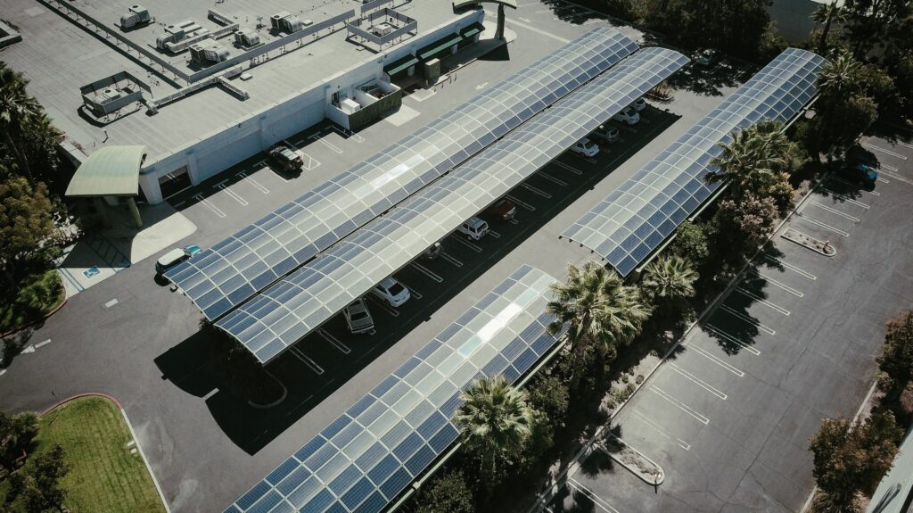 Painéis solares fotovoltaicos gerando eletricidade limpa a partir da luz do sol