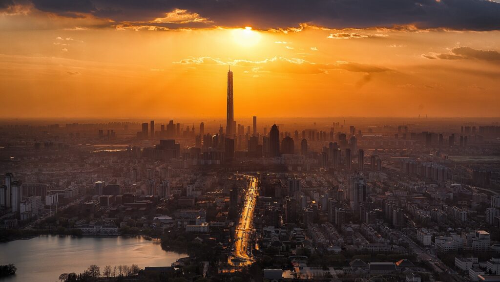 Ilustração de um sol radiante iluminando uma cidade com energia solar sustentável